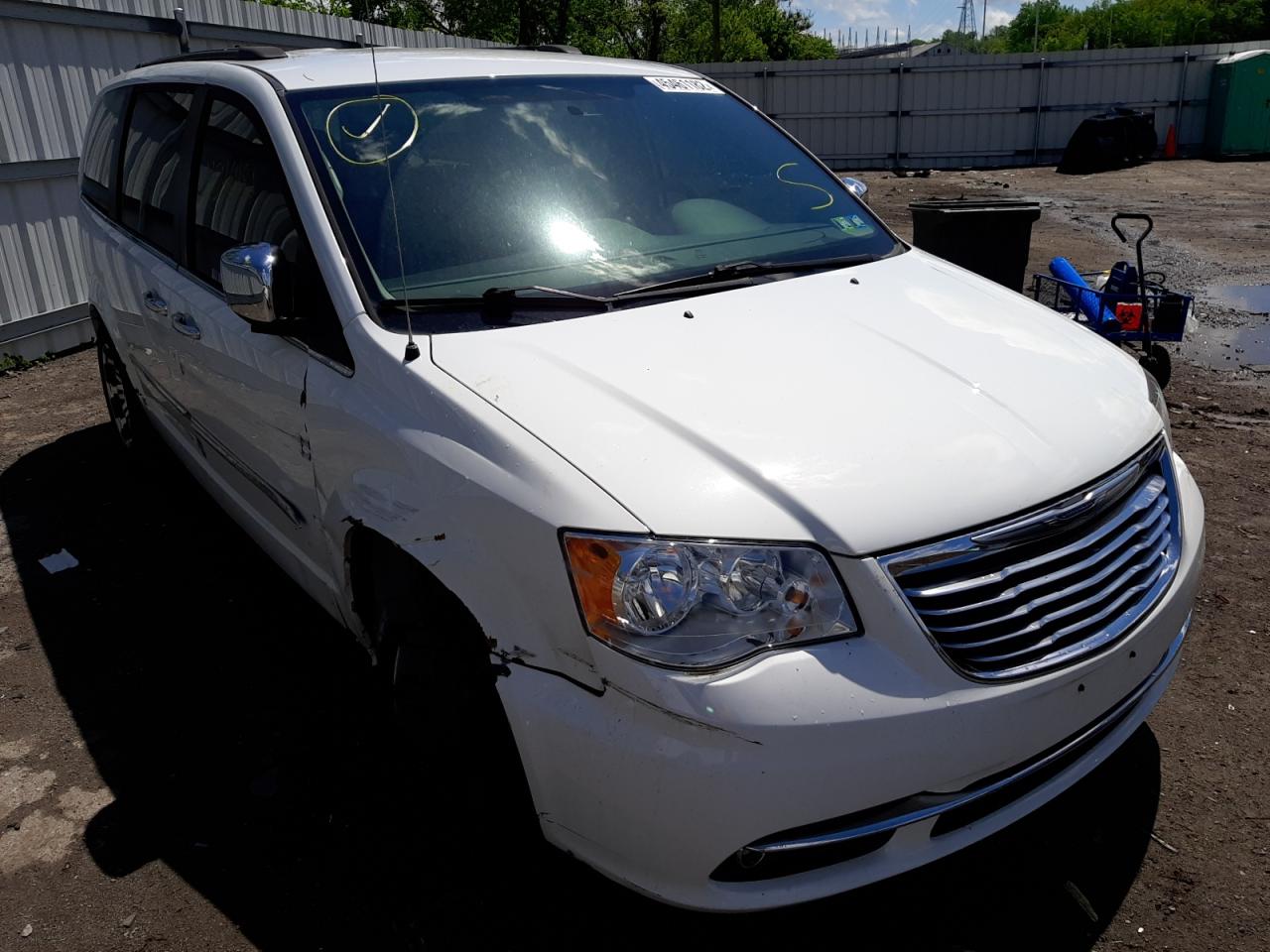CHRYSLER TOWN & COU 2015 with VIN 2C4RC1BG8FR561804 - Photo from auction