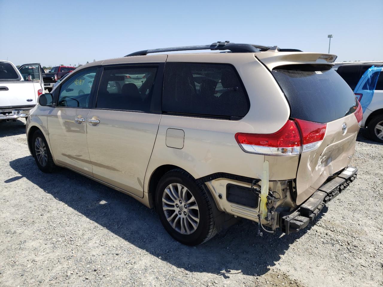 Photo 3 from auction – 2012 TOYOTA SIENNA XLE with VIN 5TDYK3DC4CS260650