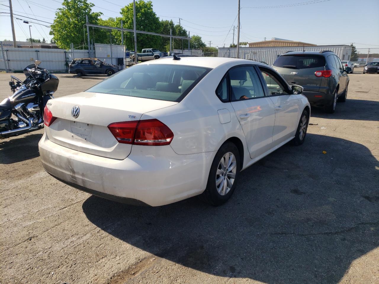 Photo 4 from auction – 2014 VOLKSWAGEN PASSAT S with VIN 1VWAT7A34EC086574