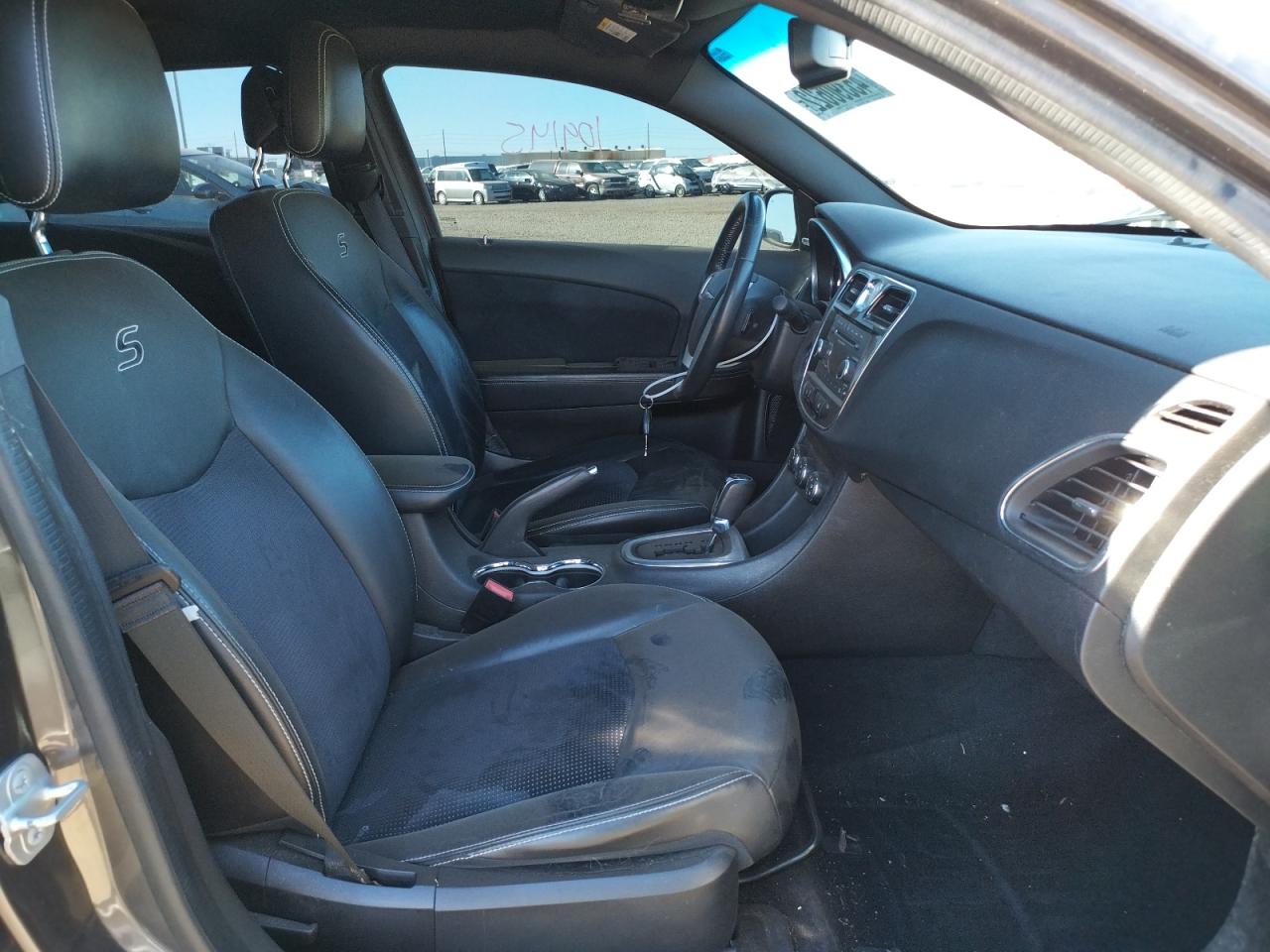 Photo 5 from auction – 2014 CHRYSLER 200 LIMITE with VIN 1C3CCBCG6EN198672