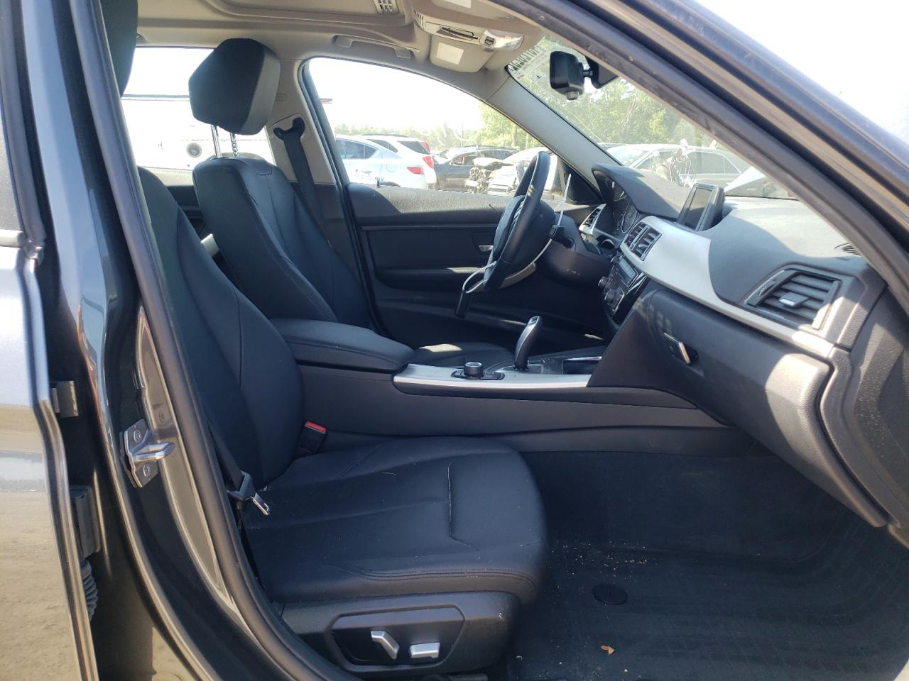 Photo 5 from auction – 2017 BMW 320 I with VIN WBA8E1G55HNU14026
