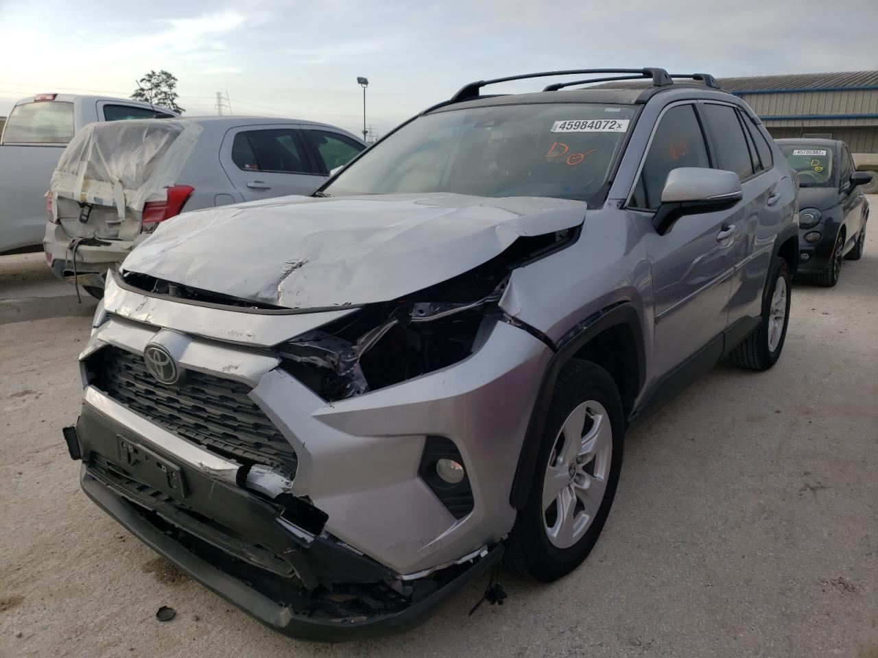 Photo 2 from auction – 2020 TOYOTA RAV4 XLE with VIN JTMW1RFV5LD053286