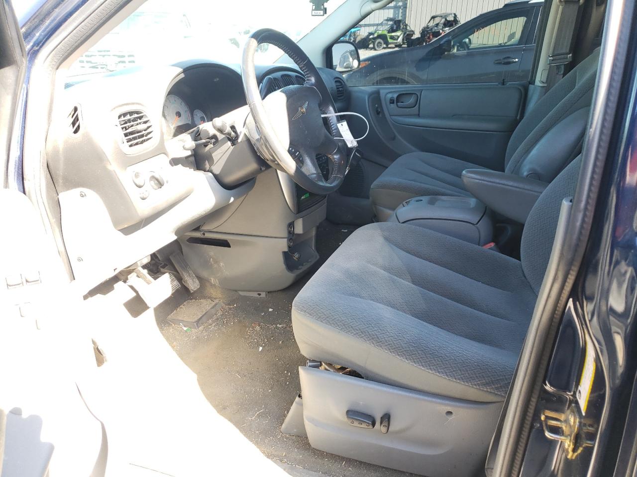 Photo 5 from auction – 2005 CHRYSLER TOWN & COU with VIN 2C4GP54L85R530760
