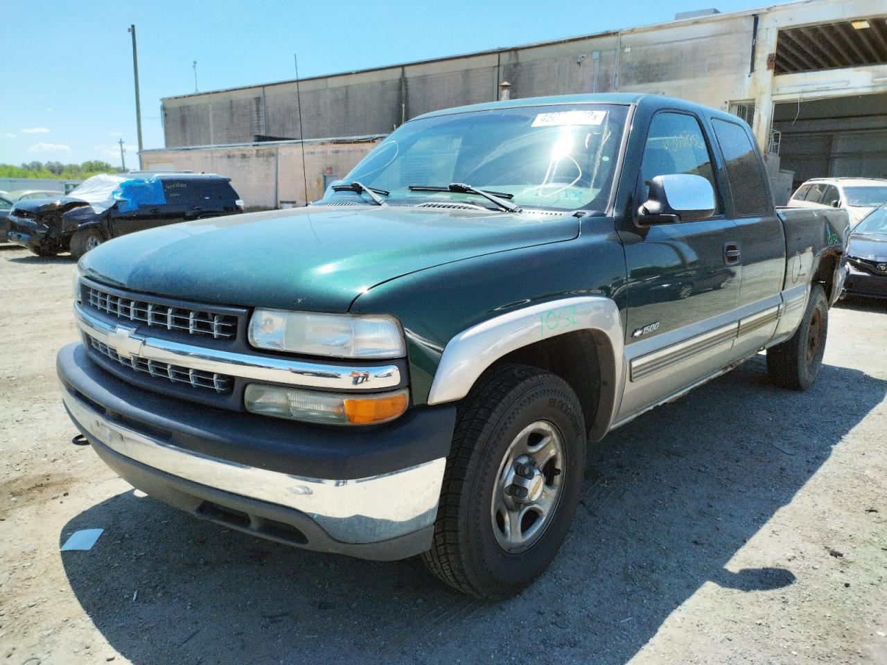 Photo 2 from auction – 2002 CHEVROLET SILVERADO with VIN 2GCEK19T821122955