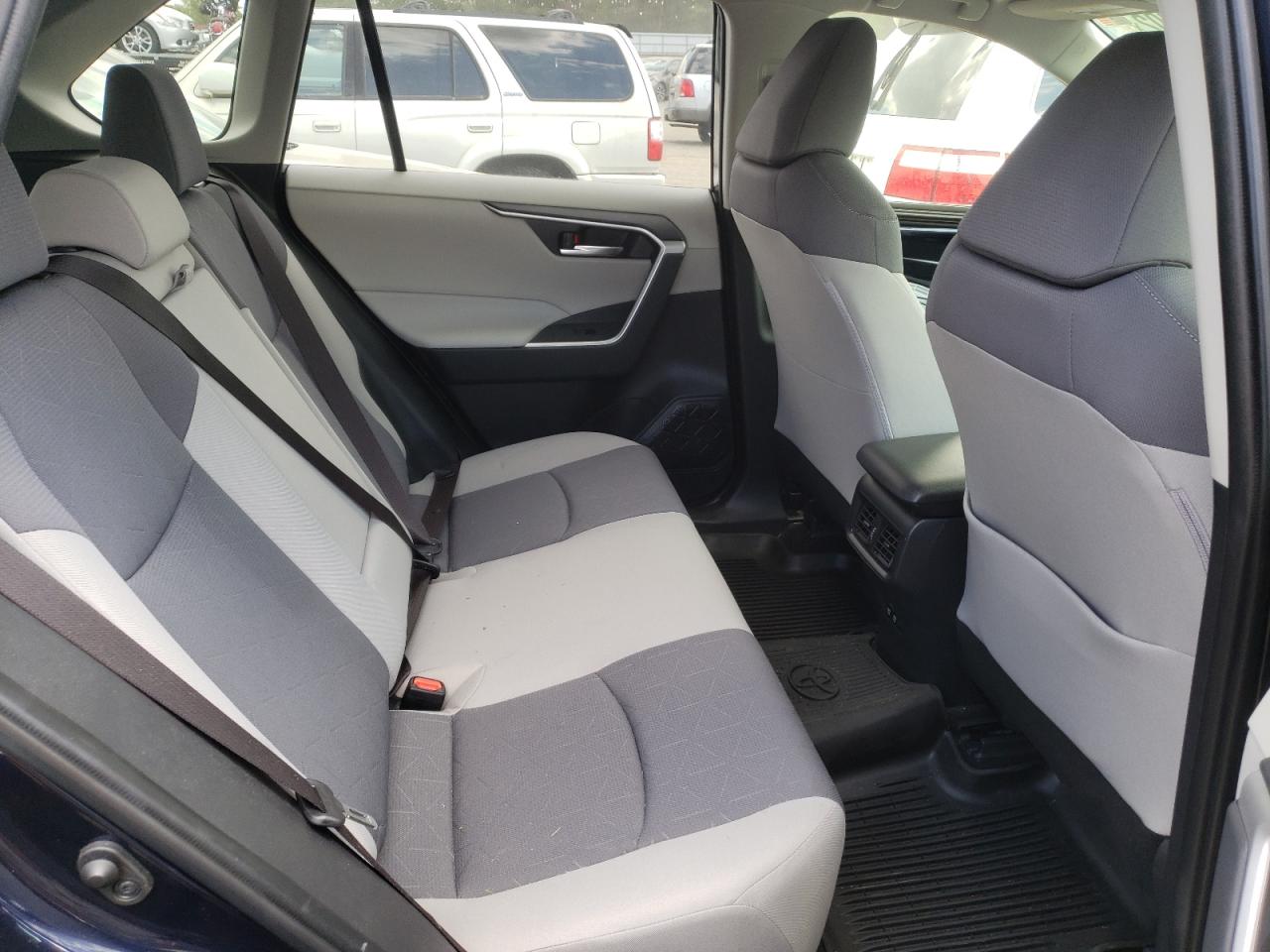 Photo 6 from auction – 2019 TOYOTA RAV4 XLE with VIN JTMP1RFV0KD506894