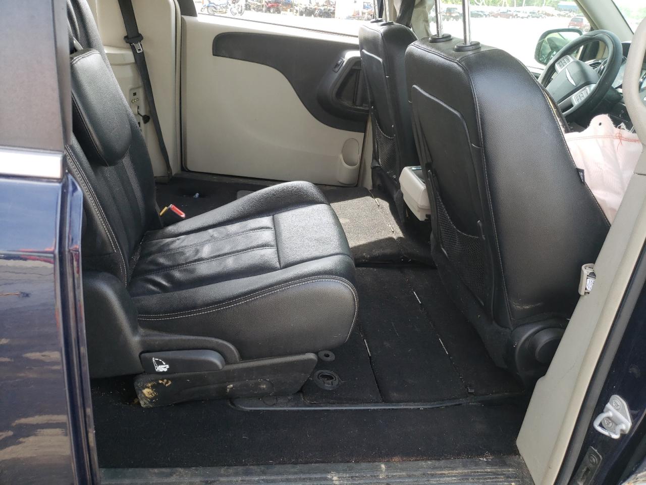 Photo 6 from auction – 2015 CHRYSLER TOWN & COU with VIN 2C4RC1BG2FR537868