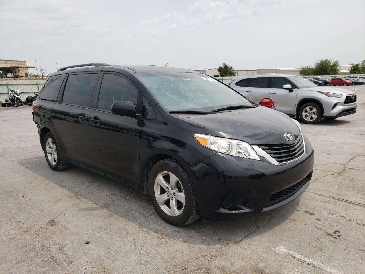 TOYOTA SIENNA LE 2017 with VIN 5TDKZ3DC2HS880678 - Photo from auction