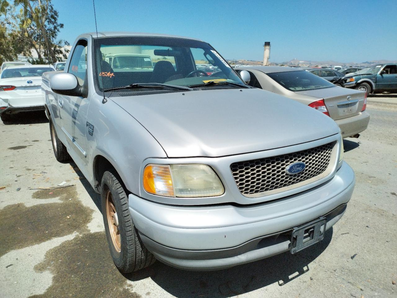 Zdjęcie 1 z aukcji – 2002 FORD F150 z VIN 1FTRF17W32NB66184