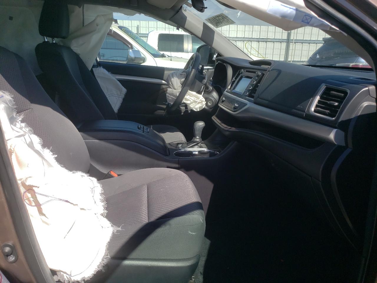 Photo 5 from auction – 2018 TOYOTA HIGHLANDER with VIN 5TDBZRFH9JS810659