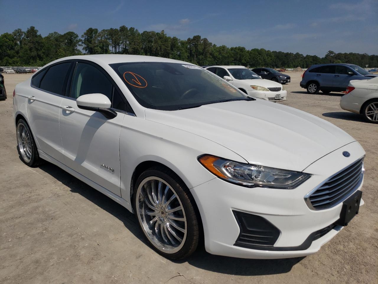 FORD FUSION SE 2019 with VIN 3FA6P0LU1KR120564 - Photo from auction