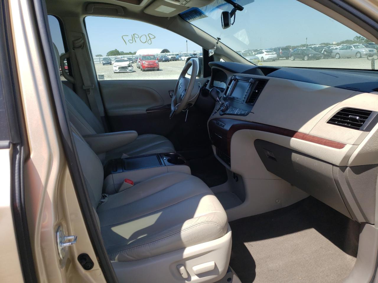Photo 5 from auction – 2012 TOYOTA SIENNA XLE with VIN 5TDYK3DC4CS260650