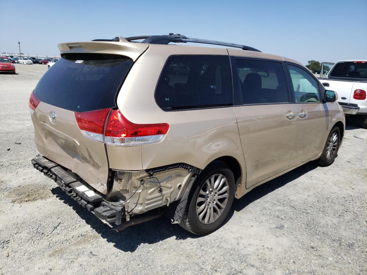 Photo 4 from auction – 2012 TOYOTA SIENNA XLE with VIN 5TDYK3DC4CS260650