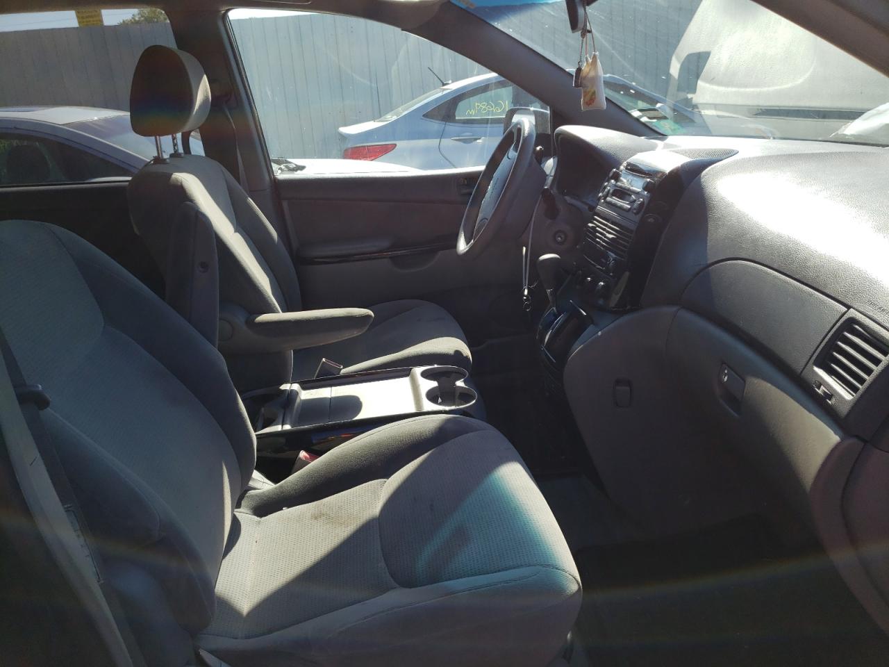 Photo 5 from auction – 2004 TOYOTA SIENNA LE with VIN 5TDBA23C34S003050