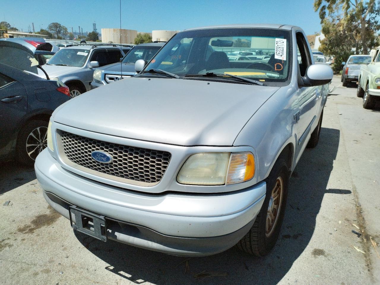 Zdjęcie 2 z aukcji – 2002 FORD F150 z VIN 1FTRF17W32NB66184