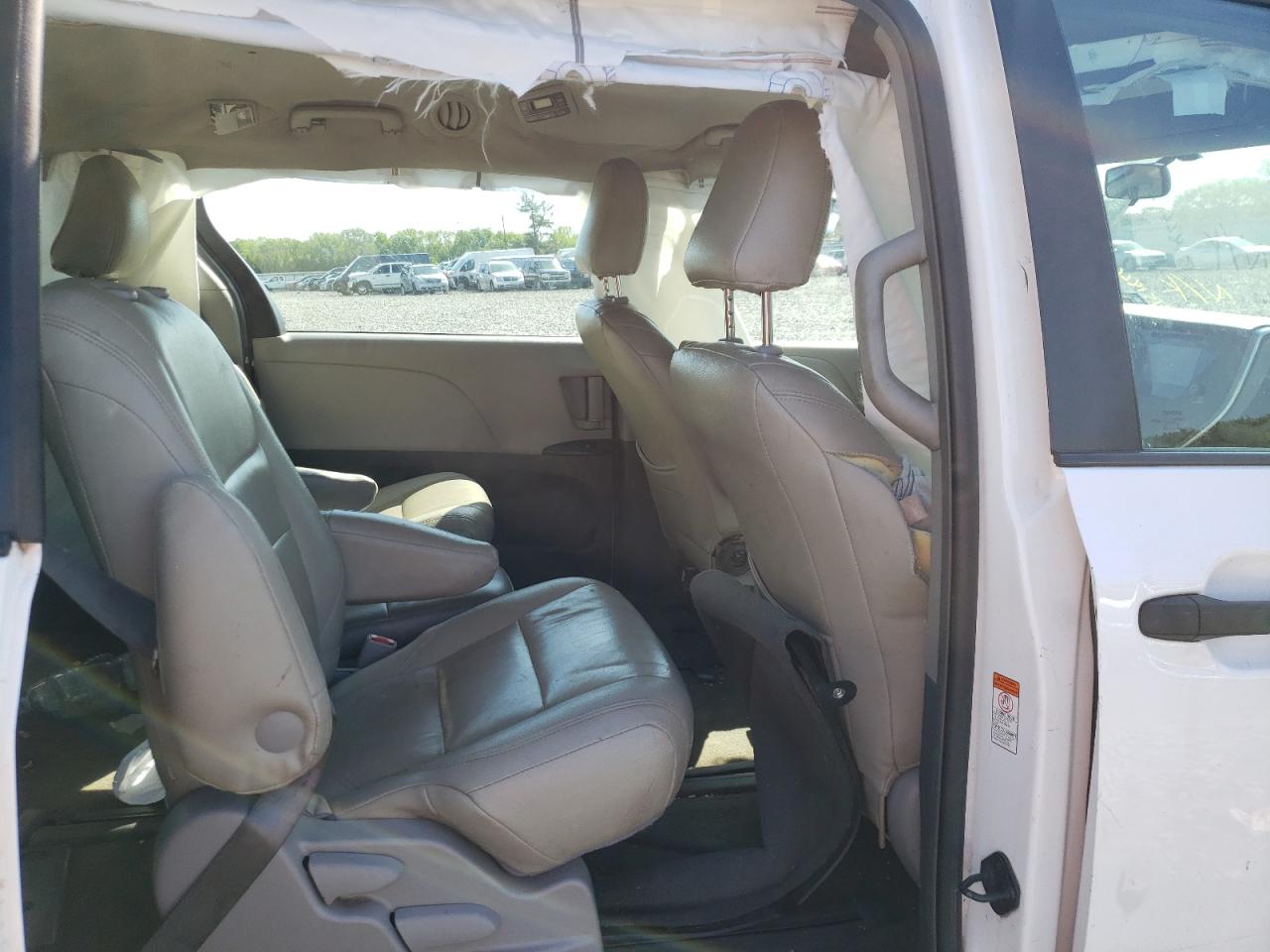 Photo 6 from auction – 2015 TOYOTA SIENNA with VIN 5TDZK3DC1FS634687
