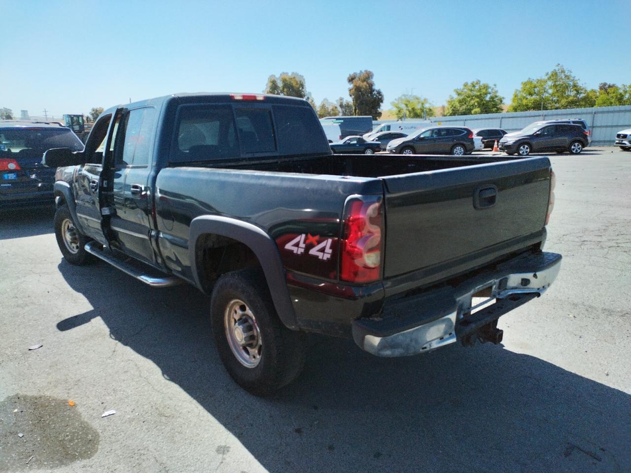 Photo 3 from auction – 2005 CHEVROLET SILVERADO with VIN 1GCHK23255F818236