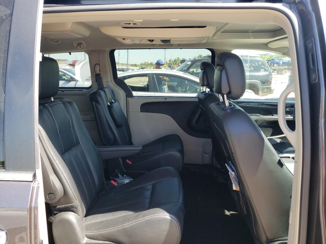 Photo 6 from auction – 2015 CHRYSLER TOWN & COU with VIN 2C4RC1CG9FR727844