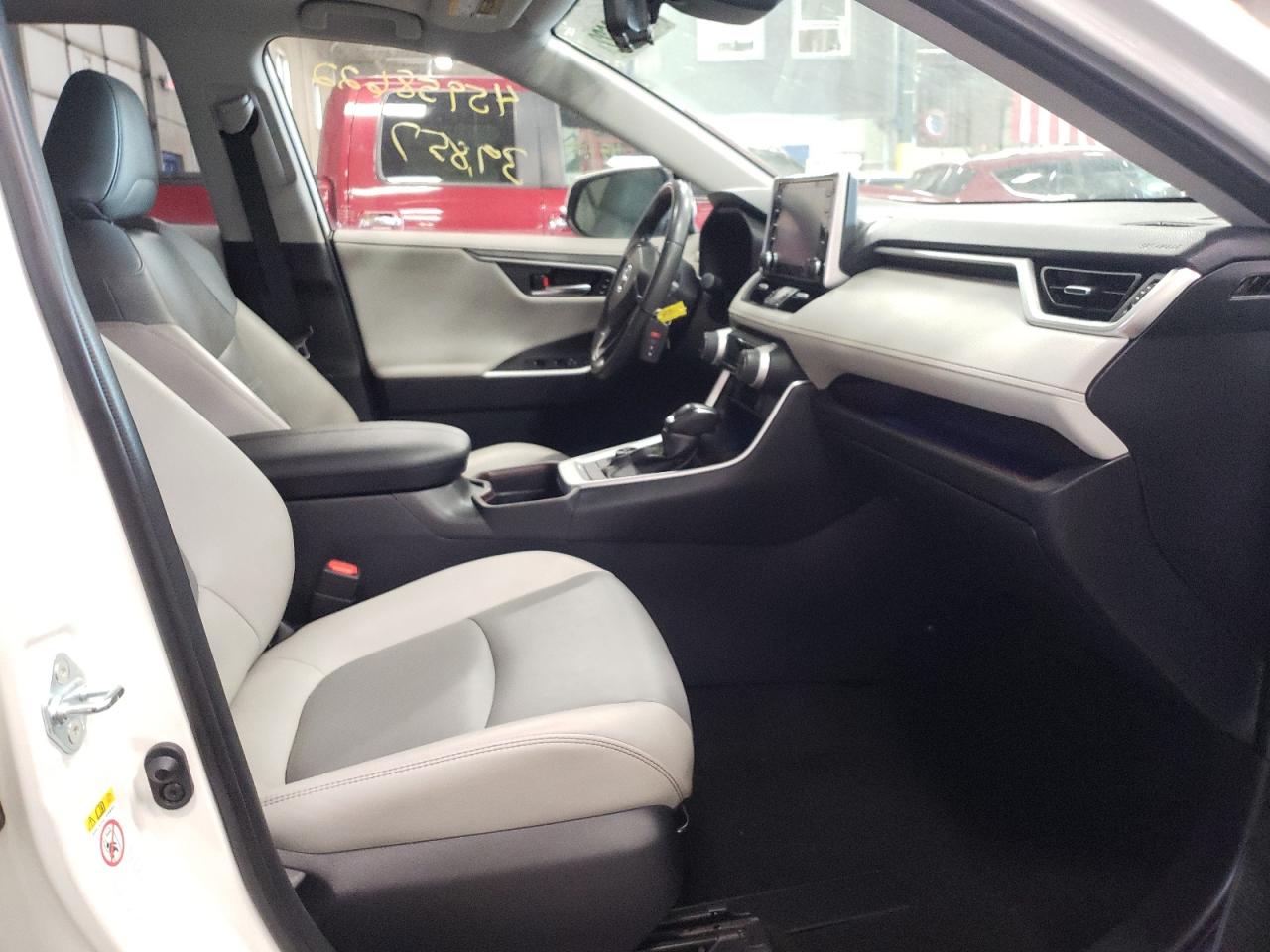 Photo 5 from auction – 2019 TOYOTA RAV4 LIMIT with VIN JTMN1RFVXKJ006847