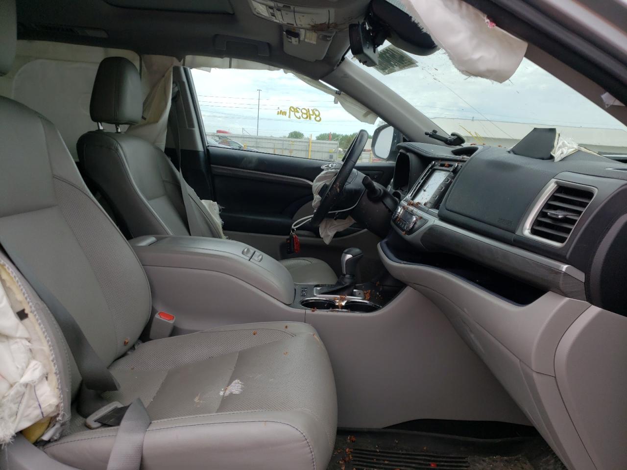 Photo 5 from auction – 2017 TOYOTA HIGHLANDER with VIN 5TDDGRFH0HS031367
