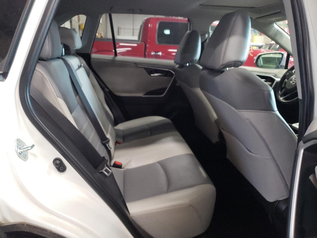 Photo 6 from auction – 2019 TOYOTA RAV4 LIMIT with VIN JTMN1RFVXKJ006847