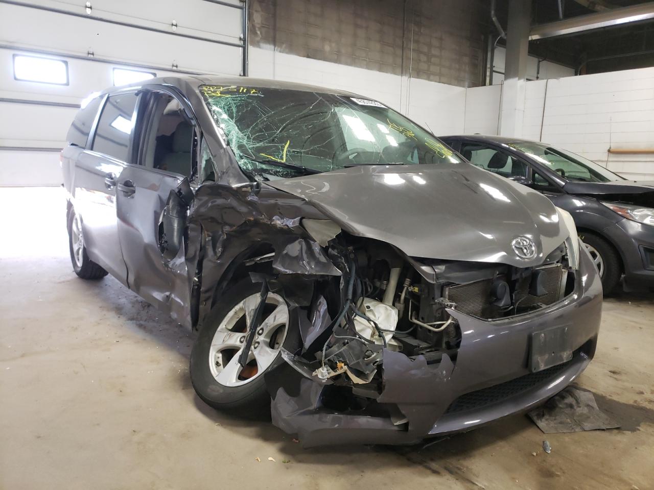 TOYOTA SIENNA 2011 مع رقم تعريف المركبة 5TDZK3DC6BS093100 - صورة من المزاد