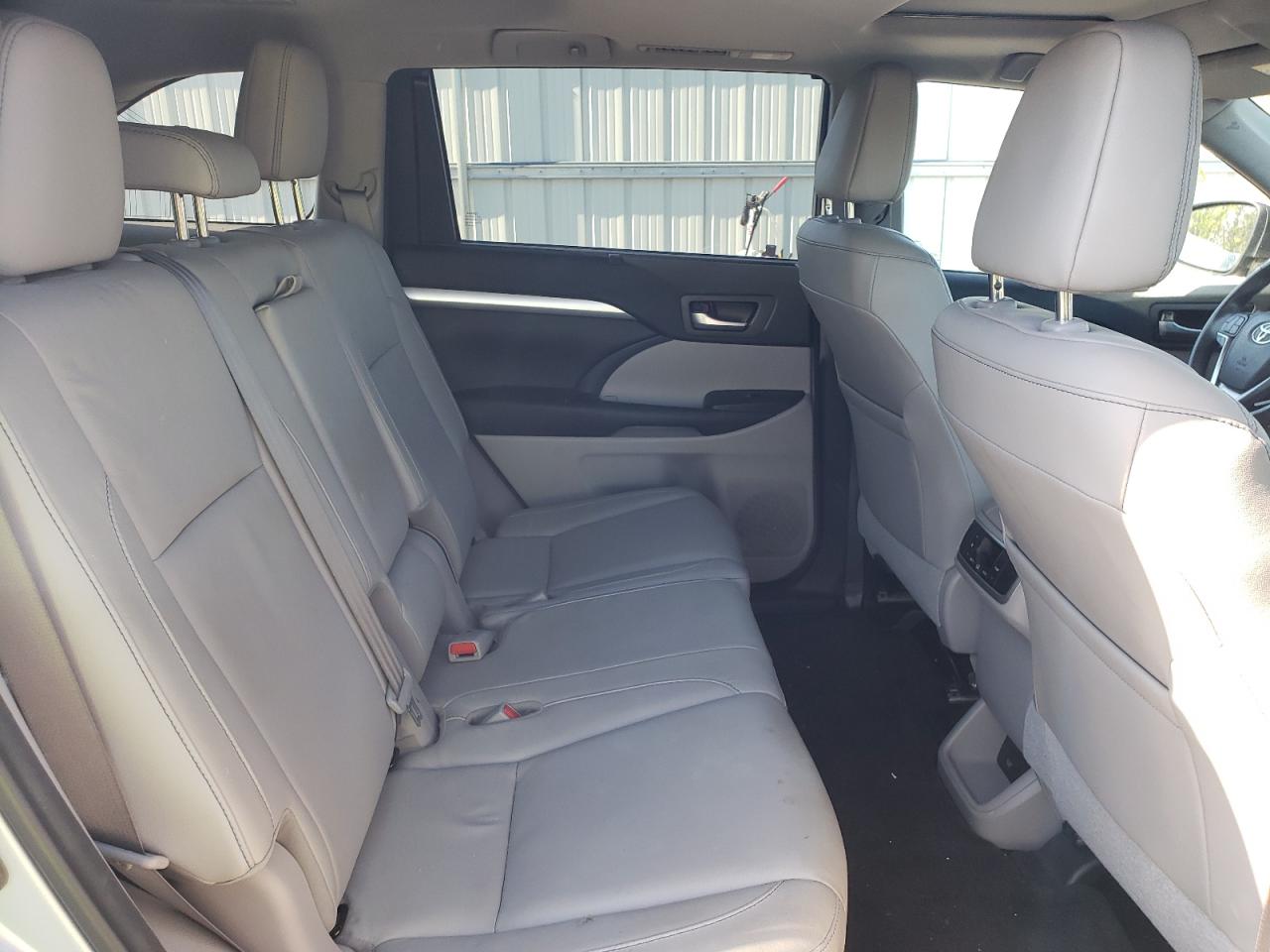 Photo 6 from auction – 2017 TOYOTA HIGHLANDER with VIN 5TDJZRFH8HS400800