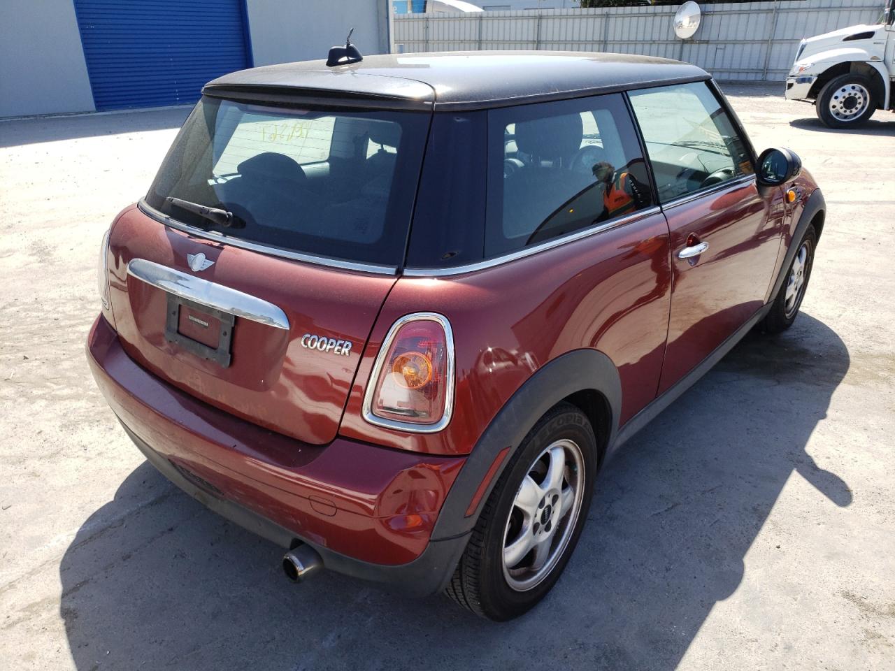 Photo 4 from auction – 2007 MINI COOPER with VIN WMWMF33557TT54868