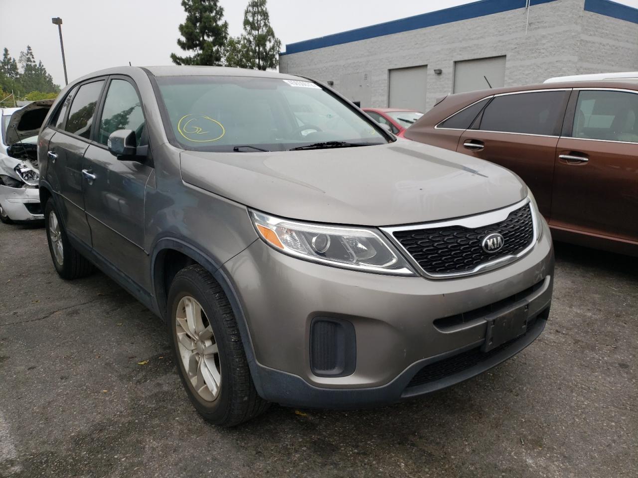 KIA SORENTO LX 2015 with VIN 5XYKT3A63FG622034 - Photo from auction