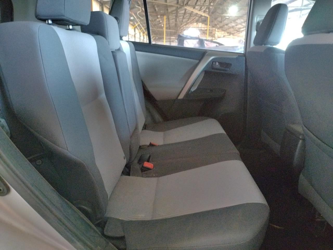 Photo 6 from auction – 2015 TOYOTA RAV4 LE with VIN 2T3ZFREV1FW180592