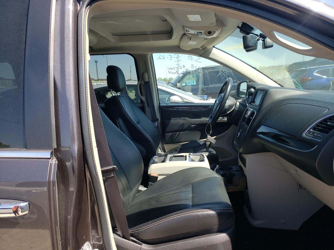 Photo 5 from auction – 2015 CHRYSLER TOWN & COU with VIN 2C4RC1CG9FR727844