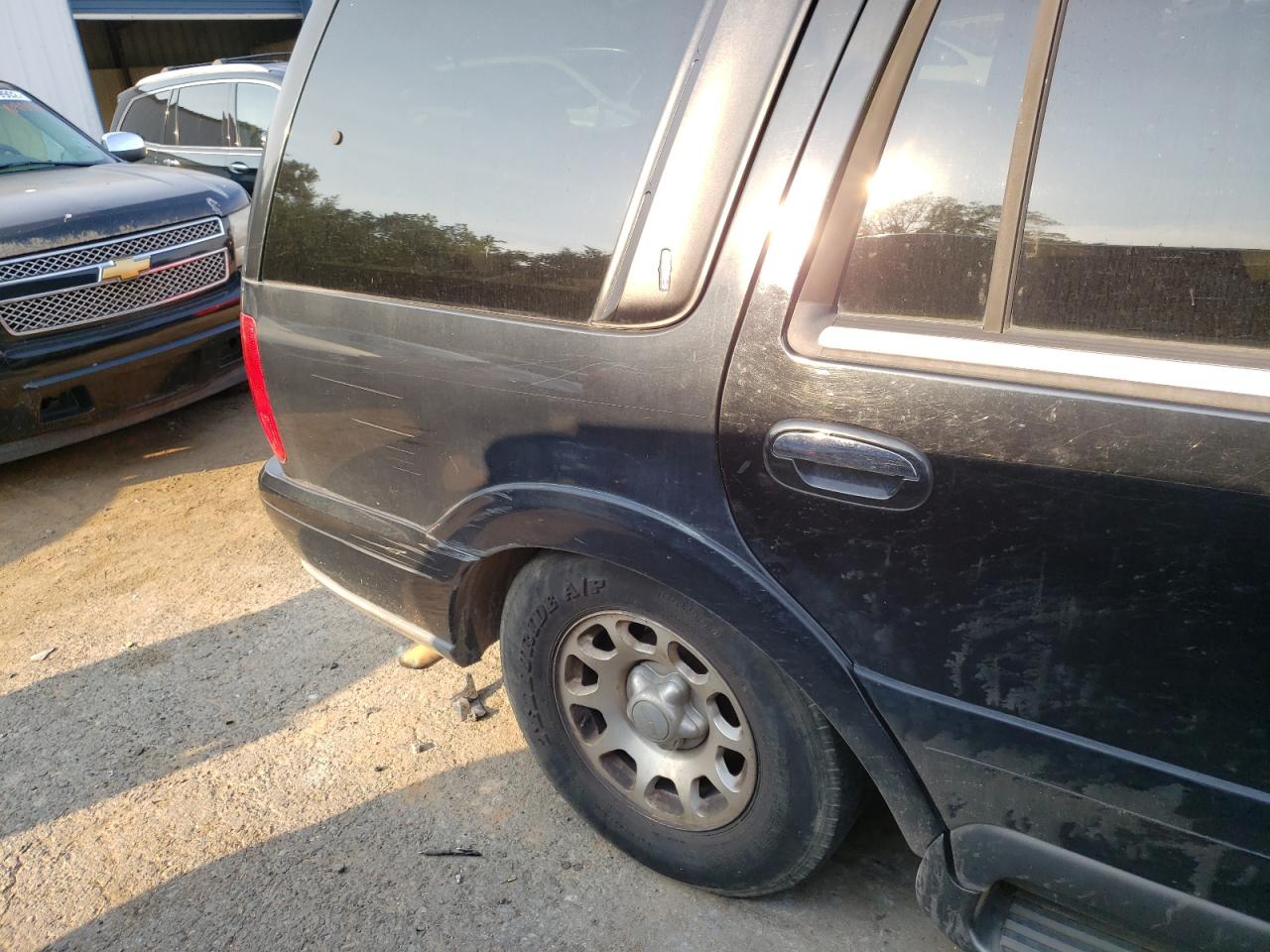 Photo 9 from auction – 1998 LINCOLN NAVIGATOR with VIN 5LMRU27L0WLJ18444