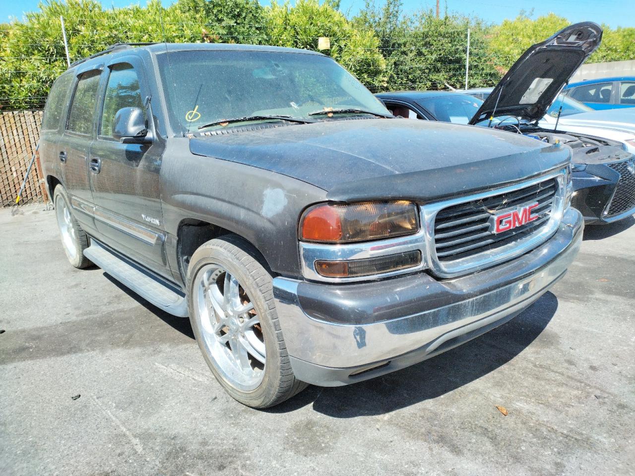 GMC YUKON 2003 with VIN 1GKEC13T23J122872 - Photo from auction