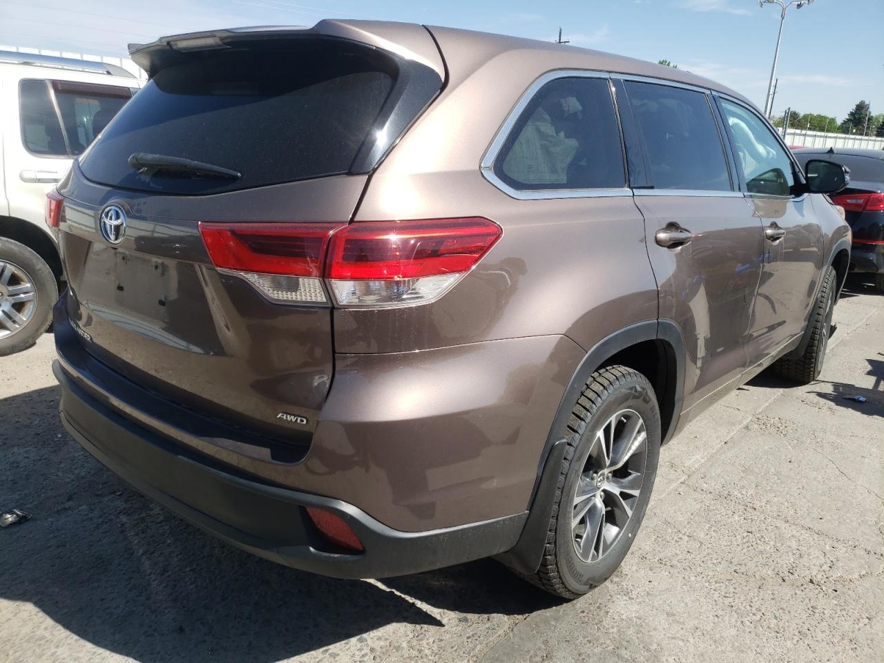 Photo 4 from auction – 2018 TOYOTA HIGHLANDER with VIN 5TDBZRFH9JS810659
