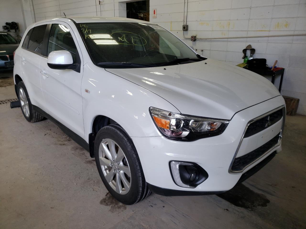 MITSUBISHI OUTLANDER 2015 with VIN 4A4AR4AU8FE013764 - Photo from auction
