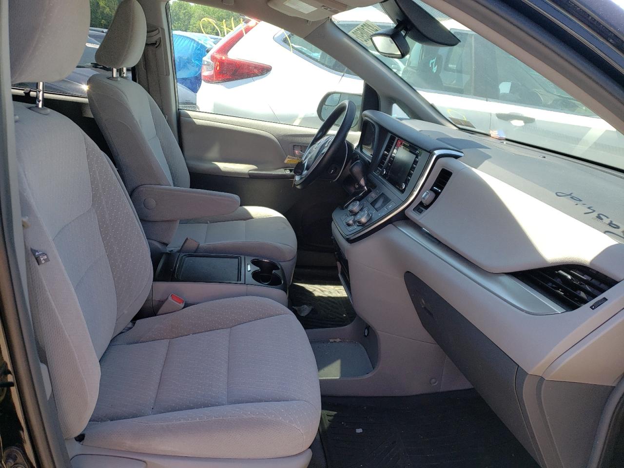 Photo 5 from auction – 2018 TOYOTA SIENNA LE with VIN 5TDKZ3DC5JS959493