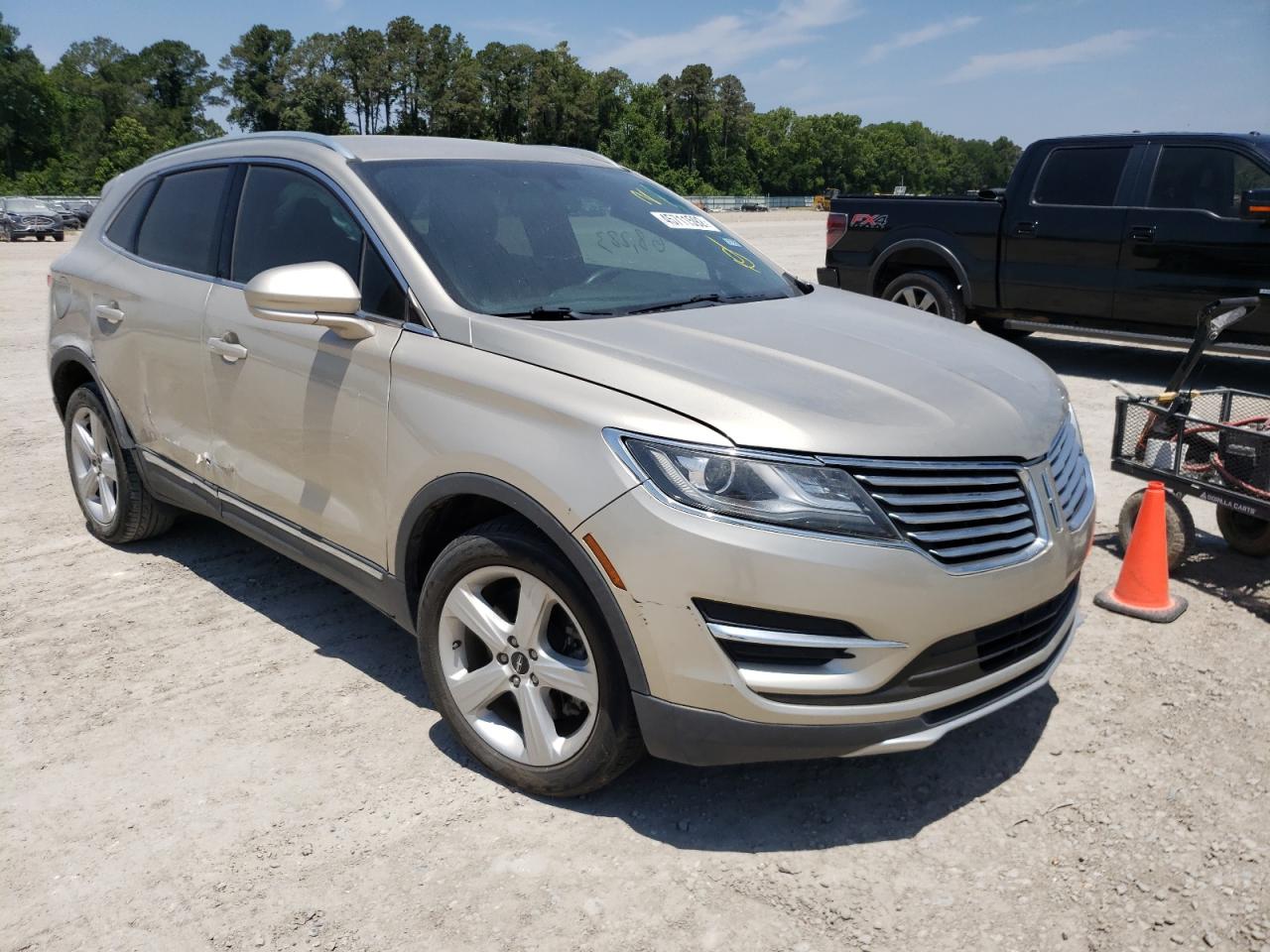LINCOLN MKC 2015 with VIN 5LMCJ1A98FUJ47738 - Photo from auction