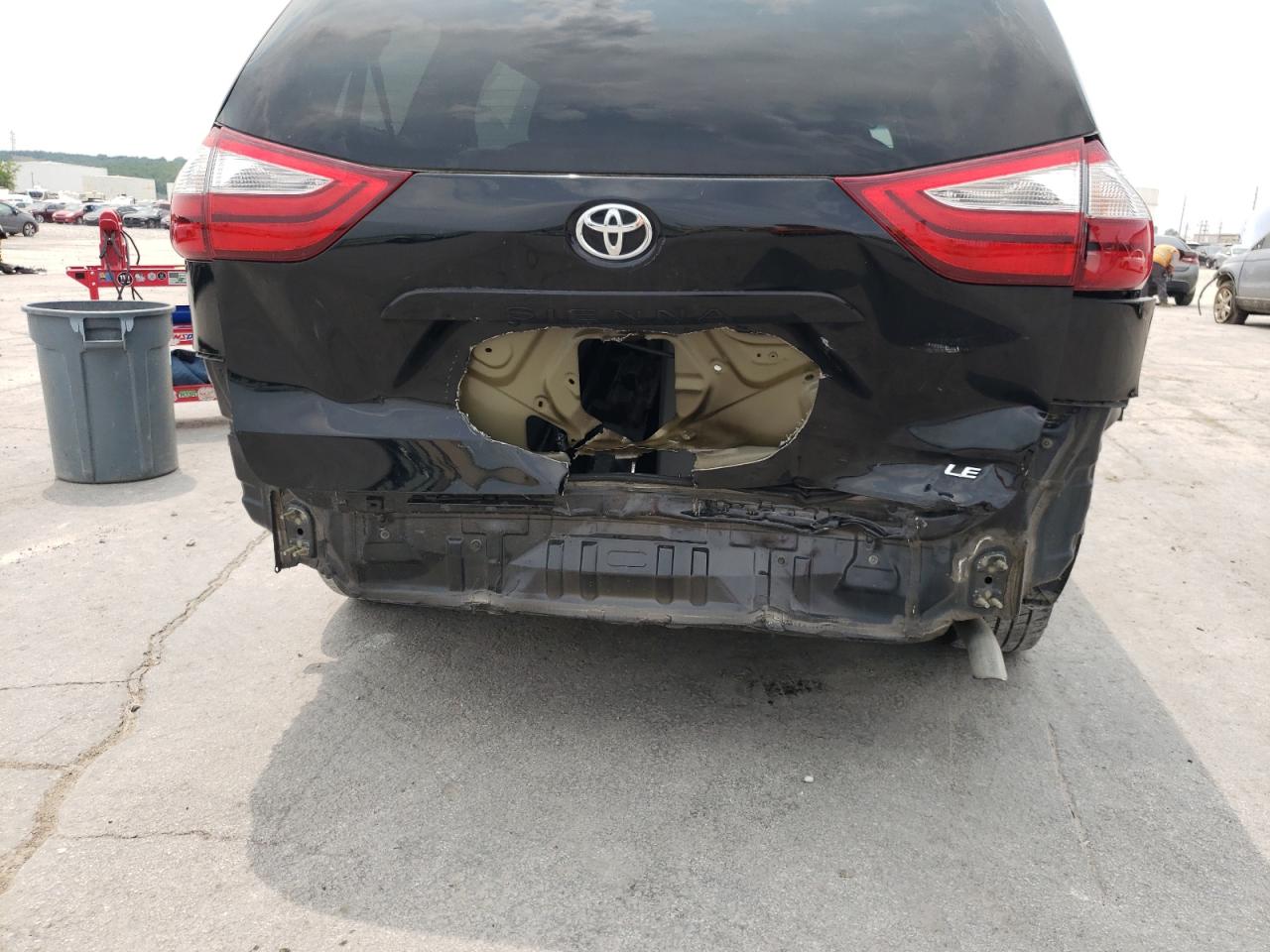 Photo 9 from auction – 2017 TOYOTA SIENNA LE with VIN 5TDKZ3DC2HS880678
