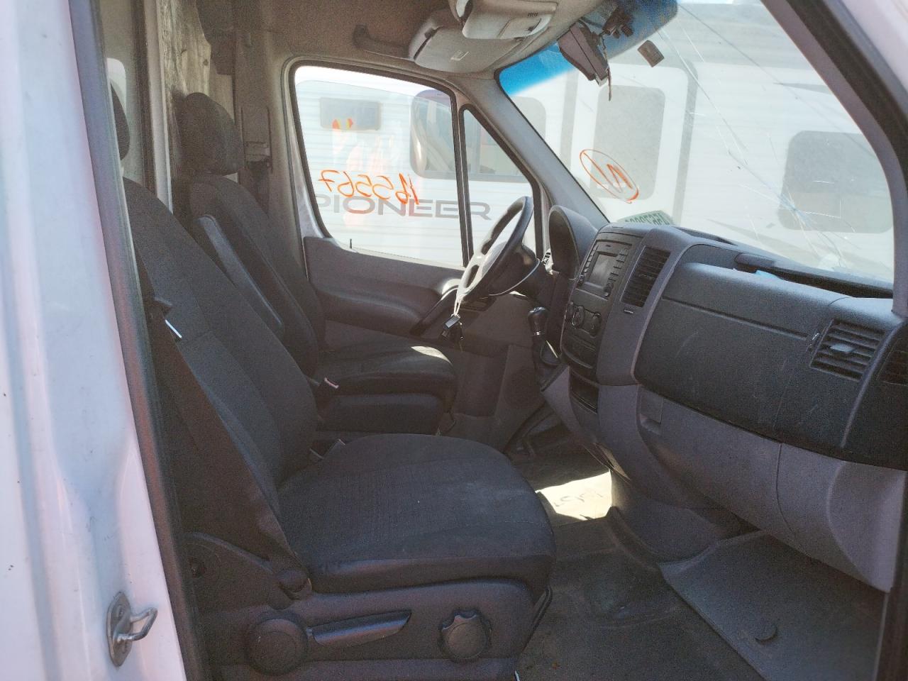 Photo 5 from auction – 2014 MERCEDES-BENZ SPRINTER 2 with VIN WD3PE8CC0E5864779
