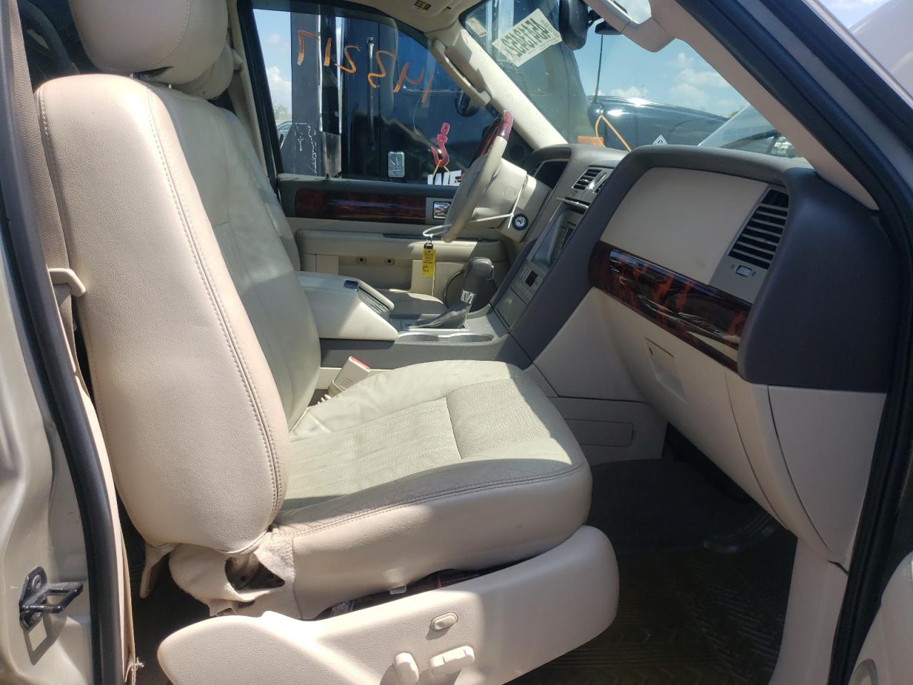 Photo 19 from auction – 2004 LINCOLN NAVIGATOR with VIN 5LMFU27R34LJ18037