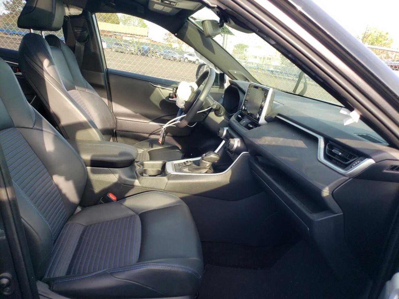 Photo 5 from auction – 2020 TOYOTA RAV4 XSE with VIN JTMEWRFV7LD535612