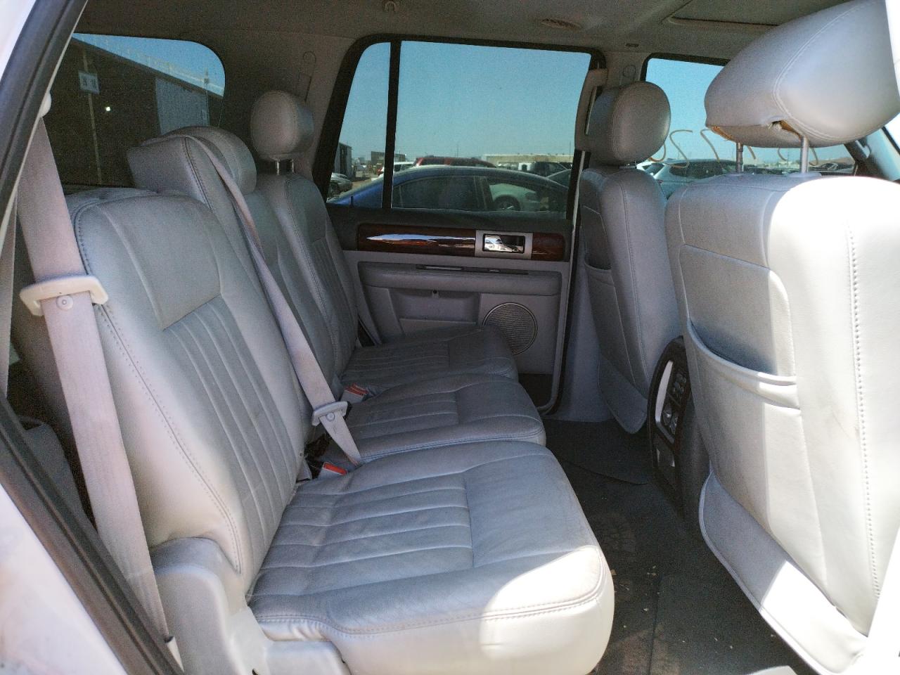 Photo 6 from auction – 2005 LINCOLN NAVIGATOR with VIN 5LMFU27525LJ06525