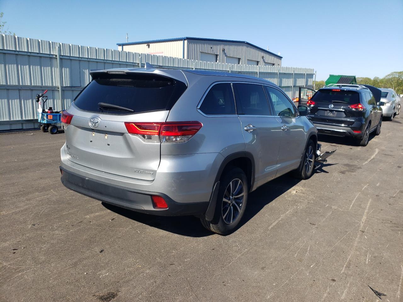 Photo 4 from auction – 2017 TOYOTA HIGHLANDER with VIN 5TDJZRFH8HS400800