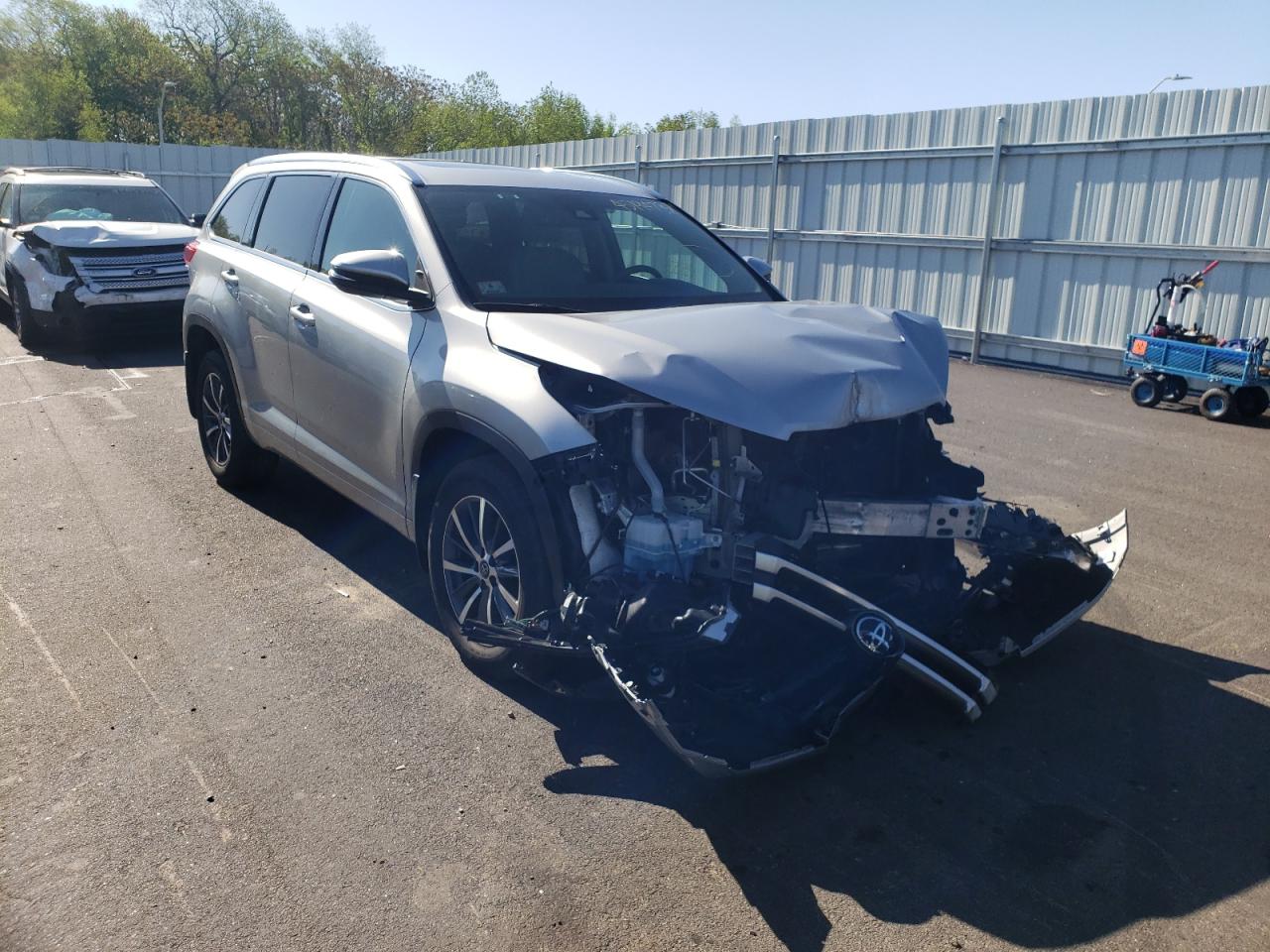 TOYOTA HIGHLANDER 2017 مع رقم تعريف المركبة 5TDJZRFH8HS400800 - صورة من المزاد