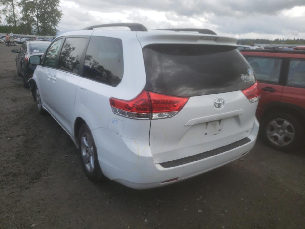 Photo 3 from auction – 2013 TOYOTA SIENNA LE with VIN 5TDKK3DC5DS389505