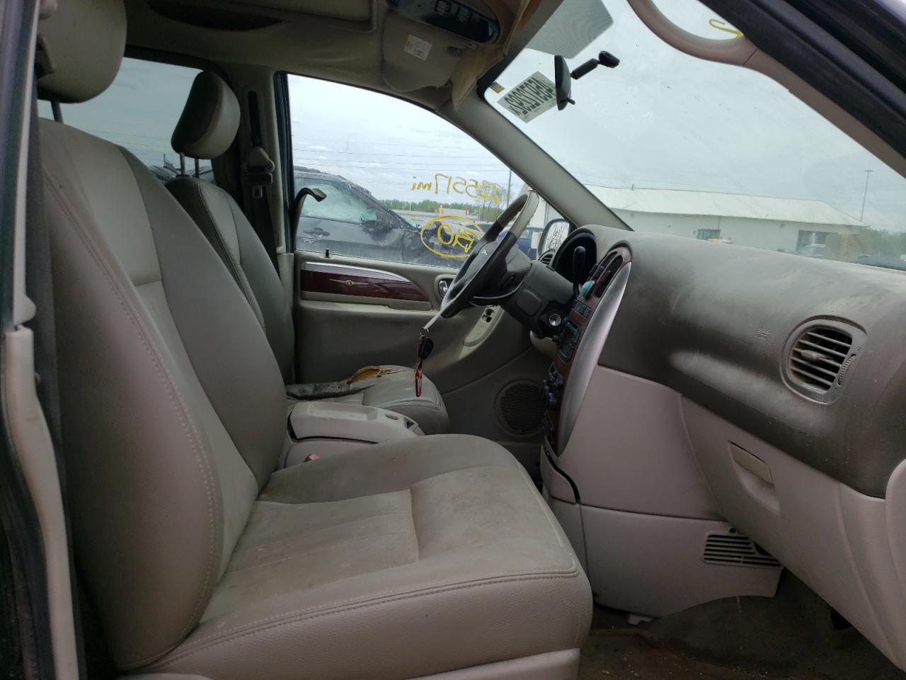 Photo 5 from auction – 2006 CHRYSLER TOWN & COU with VIN 2A4GP54L86R702247
