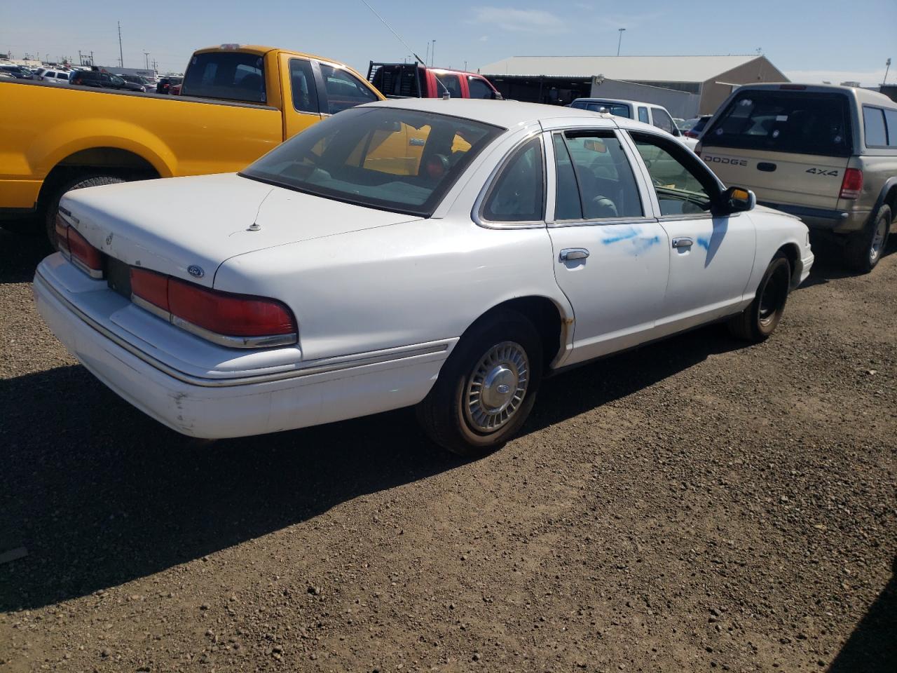 Photo 4 from auction – 1997 FORD CROWN VICT with VIN 2FALP71W3VX165477