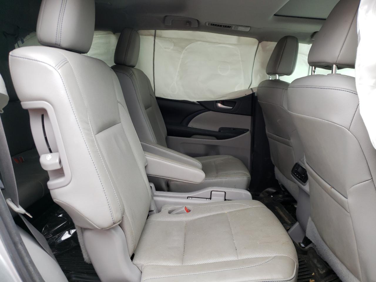 Photo 6 from auction – 2017 TOYOTA HIGHLANDER with VIN 5TDDGRFH0HS031367