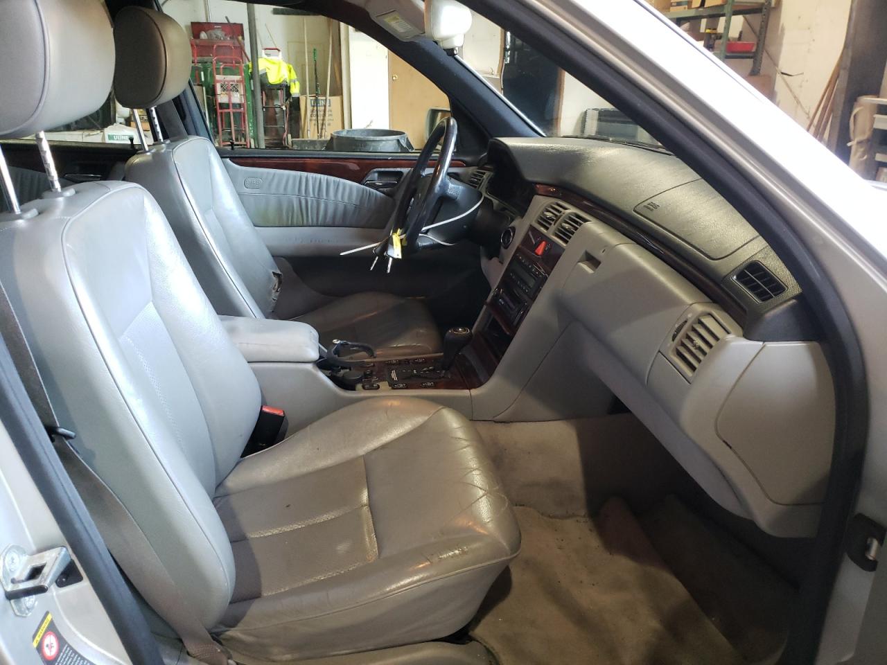 Photo 5 from auction – 1997 MERCEDES-BENZ E420 with VIN WDBJF72F1VA369351