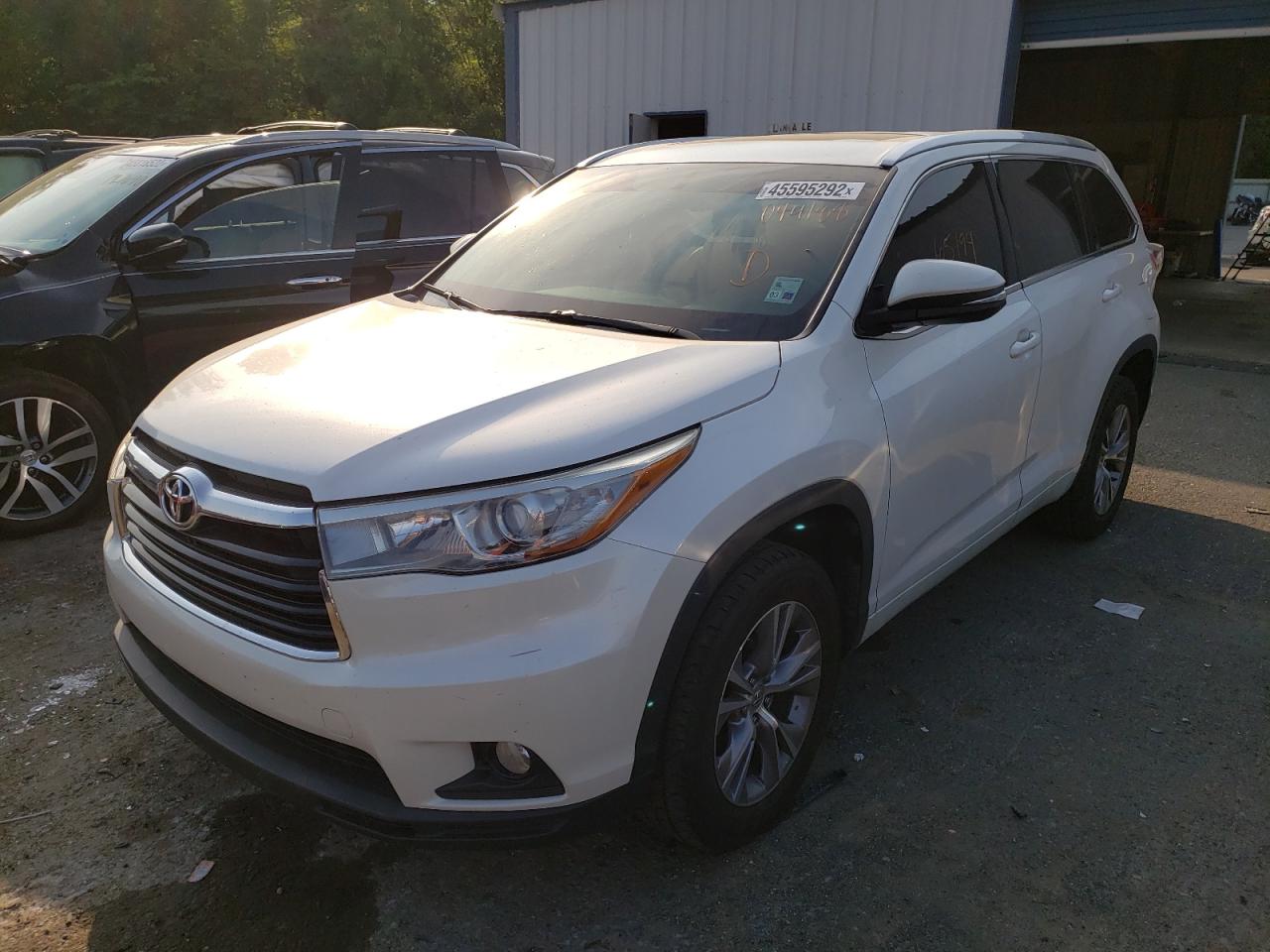 Photo 2 from auction – 2015 TOYOTA HIGHLANDER with VIN 5TDKKRFH3FS094188