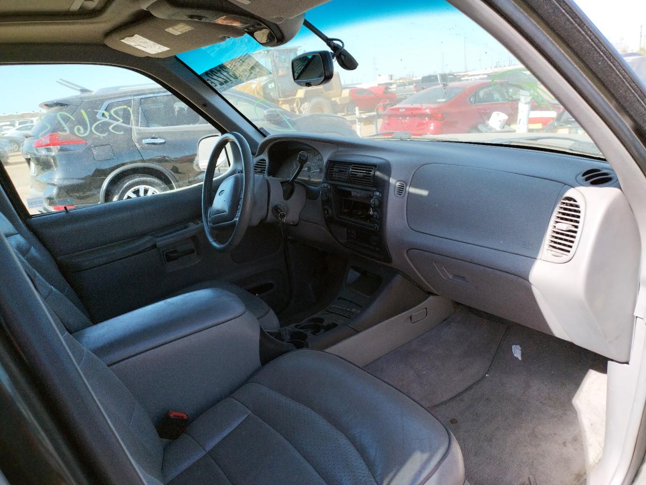 Photo 5 from auction – 1998 FORD EXPLORER with VIN 1FMZU34E9WUA04161